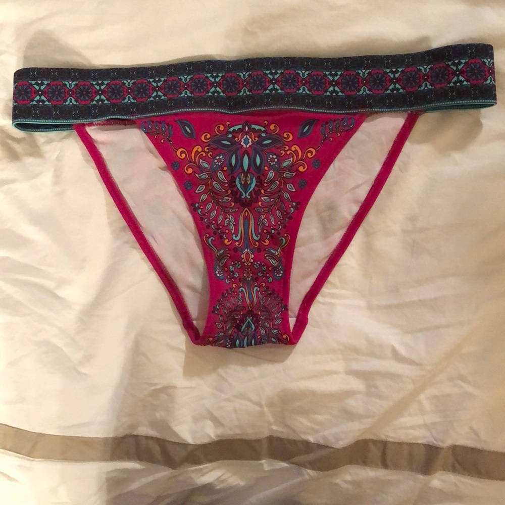 Bikini - Picture 2 of 7